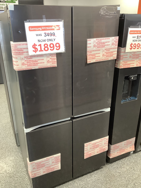 29 cu. ft. Smart 4-Door Flex™ refrigerator with AutoFill Water Pitcher and Dual Ice Maker in Black Stainless Steel