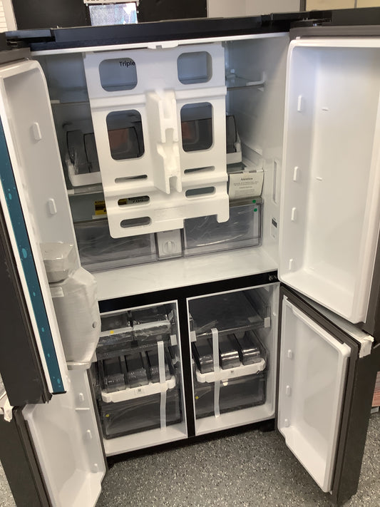 29 cu. ft. Smart 4-Door Flex™ refrigerator with AutoFill Water Pitcher and Dual Ice Maker in Black Stainless Steel